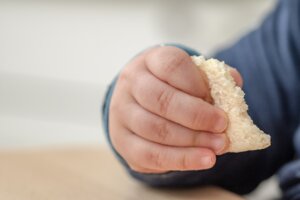離乳食を食べる赤ちゃんの手