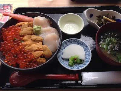 小樽で以前食べた海鮮丼　ウニ・ホタテ・イクラ・カニ